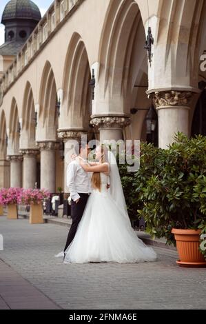 Super journée. Un couple heureux et récemment ensergé dans la rue Banque D'Images