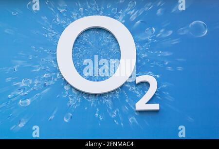 Gros plan du logo de la marque O2, gouttes d'eau, fournisseur britannique de services de télécommunications, propriété de Telefónica Banque D'Images