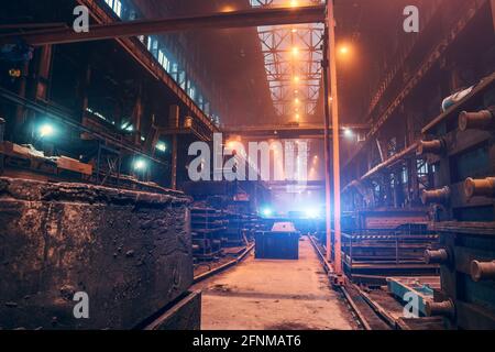 Intérieur d'usine. Industrie de la métallurgie lourde. Atelier de fonderie. Usine industrielle de aciérie. Fabrication de métaux. Grand bâtiment industriel intérieur avec équipement de travail des métaux. Banque D'Images