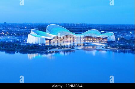 Nantong, Nantong, Chine. 17 mai 2021. Le 17 mai 2021, le magnifique paysage du Grand Théâtre de Nantong. Le Grand Théâtre Nantong effectuera une opération d'essai dans la soirée du 18 mai. Le projet Nantong Grand Theatre est un projet culturel et touristique clé dans la province de Jiangsu en 2020. Il a été conçu par le designer du Grand Théâtre national et architecte français Paul Andrew, et son envergure figure parmi les cinq premiers en Chine. L'apparence du Grand Théâtre est comme un piano, qui complète le lac de Zilang, présentant parfaitement le concept de ''Qinshan Zhului''. T Banque D'Images