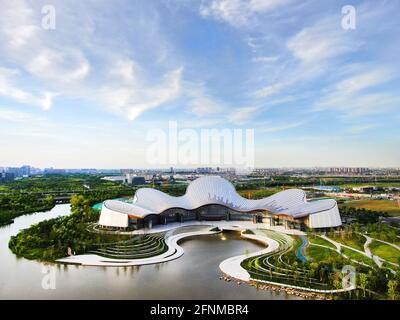 Nantong, Nantong, Chine. 17 mai 2021. Le 17 mai 2021, le magnifique paysage du Grand Théâtre de Nantong. Le Grand Théâtre Nantong effectuera une opération d'essai dans la soirée du 18 mai. Le projet Nantong Grand Theatre est un projet culturel et touristique clé dans la province de Jiangsu en 2020. Il a été conçu par le designer du Grand Théâtre national et architecte français Paul Andrew, et son envergure figure parmi les cinq premiers en Chine. L'apparence du Grand Théâtre est comme un piano, qui complète le lac de Zilang, présentant parfaitement le concept de ''Qinshan Zhului''. T Banque D'Images