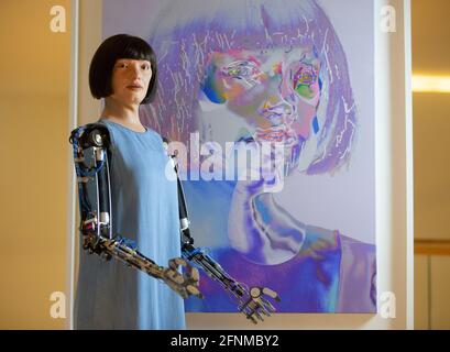 Londres, Royaume-Uni. 18 mai 2021. Ai-Da est le premier robot-artiste ultra-réaliste de l'IA ouvre la nouvelle exposition au Design Museum. Elle est debout devant l'une de ses œuvres. Elle peut dessiner et peindre et est une artiste de performance développant sa personnalité artistique. Son illustration est unique car le résultat ne peut pas être prédit. Les algorithmes ai-Da signifient que chaque dessin est nouveau et unique. Crédit : Mark Thomas/Alay Live News Banque D'Images