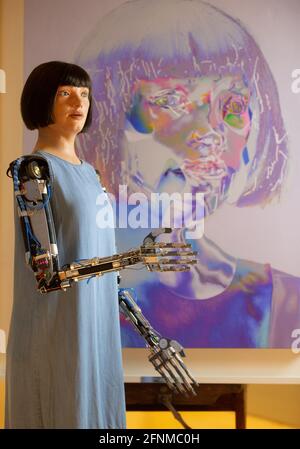 Londres, Royaume-Uni. 18 mai 2021. Ai-Da est le premier robot-artiste ultra-réaliste de l'IA ouvre la nouvelle exposition au Design Museum. Elle est debout devant l'une de ses œuvres. Elle peut dessiner et peindre et est une artiste de performance développant sa personnalité artistique. Son illustration est unique car le résultat ne peut pas être prédit. Les algorithmes ai-Da signifient que chaque dessin est nouveau et unique. Crédit : Mark Thomas/Alay Live News Banque D'Images