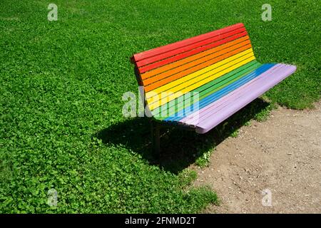 Banc peint en couleurs arc-en-ciel dans le parc Banque D'Images
