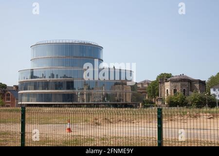 Vues de l'école de gouvernement Blavatnik à Oxford avec des terres à développer au premier plan. Banque D'Images