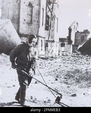 L'aubier soviétique dans l'une des rues de Vitebsk en 1944. Banque D'Images