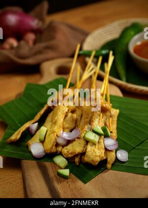Grenaille de porc grillé satay (Moo Satay) au concombre et à l'oignon servis avec de la sauce aux arachides Banque D'Images
