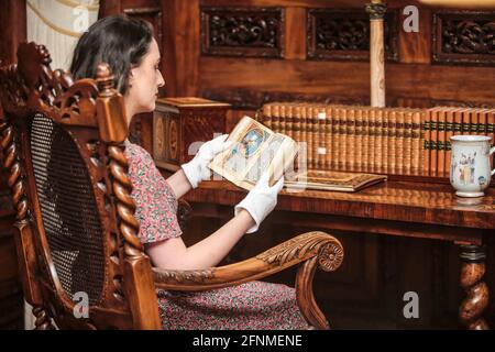 Château de Hever, Edenbridge, 18 mai 2021 l'ancien délégué du château de Hever Kate McCaffrey a passé près d'un an à étudier les deux livres de prière dans le cadre de sa thèse pour sa maîtrise en études médiévales et des premières modernes, et a trouvé le libellé caché qui n'avait pas été découvert depuis plus de 400 ans. Voici le livre de prière d'Anne Boleyn.Paul Quezada-Neiman/Alamy Live News Banque D'Images