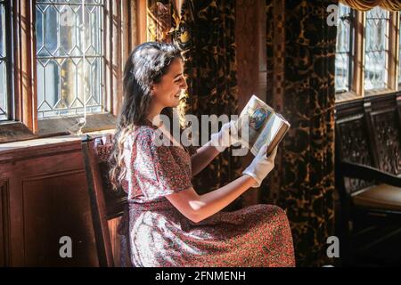 Château de Hever, Edenbridge, 18 mai 2021 l'ancien délégué du château de Hever Kate McCaffrey a passé près d'un an à étudier les deux livres de prière dans le cadre de sa thèse pour sa maîtrise en études médiévales et des premières modernes, et a trouvé le libellé caché qui n'avait pas été découvert depuis plus de 400 ans. Voici le livre de prière d'Anne Boleyn.Paul Quezada-Neiman/Alamy Live News Banque D'Images