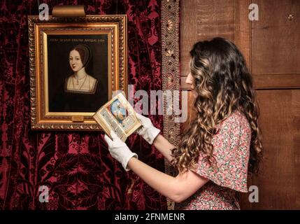 Château de Hever, Edenbridge, 18 mai 2021 l'ancien délégué du château de Hever Kate McCaffrey a passé près d'un an à étudier les deux livres de prière dans le cadre de sa thèse pour sa maîtrise en études médiévales et des premières modernes, et a trouvé le libellé caché qui n'avait pas été découvert depuis plus de 400 ans. Voici le livre de prière d'Anne Boleyn, en face de Anne Boleyns painting.Paul Quezada-Neiman/Alamy Live News Banque D'Images