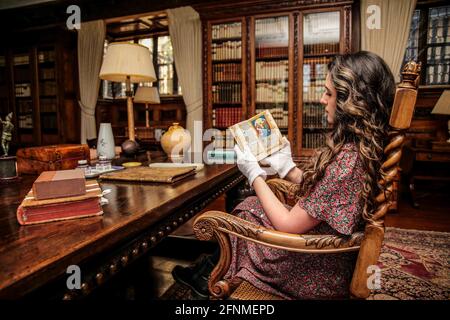 Château de Hever, Edenbridge, 18 mai 2021 l'ancien délégué du château de Hever Kate McCaffrey a passé près d'un an à étudier les deux livres de prière dans le cadre de sa thèse pour sa maîtrise en études médiévales et des premières modernes, et a trouvé le libellé caché qui n'avait pas été découvert depuis plus de 400 ans. Voici le livre de prière d'Anne Boleyn.Paul Quezada-Neiman/Alamy Live News Banque D'Images