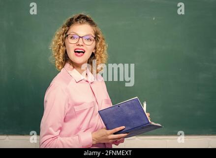 Passionné par la connaissance. Pédalo tenir le livre et expliquer l'information. Concept d'éducation. Le professeur explique le sujet dur. Professeur meilleur ami de Banque D'Images