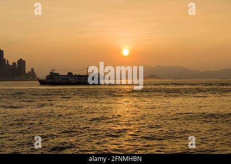 Coucher de soleil sur l'océan. Vue panoramique au coucher du soleil depuis West Kowloon Waterfront Promenade, Hong Kong. Vue au niveau des yeux Banque D'Images