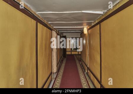 Russie, oblast de Samara, ville de Samara, couloir dans l'abri de la bombe dans le sous-sol du bâtiment; le bunker de Staline est un abri de RAID aérien situé dans Banque D'Images