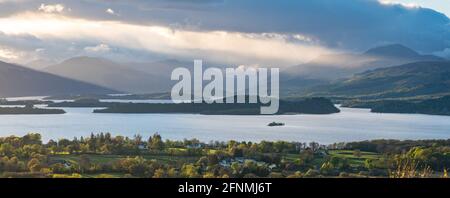 Les îles du Loch Lomond, y compris Inchcaillloch, Clairinsh et Aber Isle, et Ben Lomond au loin - vue de Duncryne Hill, Gartocharn, Écosse Banque D'Images