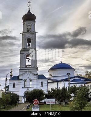 Russie, le monastère de la Vierge Raifa. Le clocher avec une église au-dessus de la porte de l'Archange Michel est l'une des dernières églises à être construit dans les monas Banque D'Images