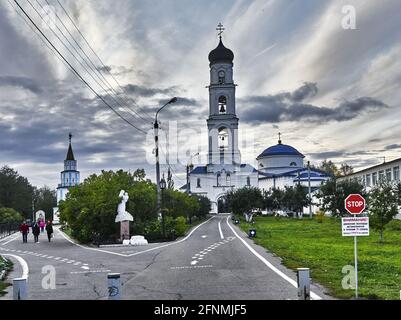 Russie, le monastère de la Vierge Raifa. Le clocher avec une église au-dessus de la porte de l'Archange Michel est l'une des dernières églises à être construit dans les monas Banque D'Images