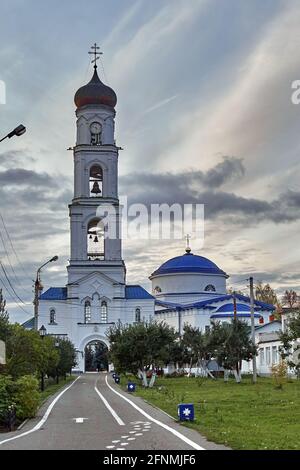 Russie, le monastère de la Vierge Raifa. . Le clocher avec une église au-dessus de la porte de l'Archange Michel est l'une des dernières églises à être construit dans le mon Banque D'Images