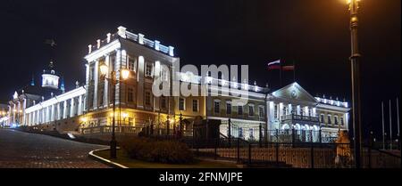 Russie, Oblast de Tatarstan, ville de Kazan La nuit, bâtiment historique logement nord de la Cour d'Artillerie du Kremlin de Kazan, aujourd'hui la BU exécutive Banque D'Images