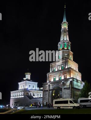 Russie, Oblast de Tatarstan, ville de Kazan . L'église Vvedenskaya et la tour Suyumbike tour de 58 mètres de haut en brique qui est d'environ 400 ans et le TH Banque D'Images