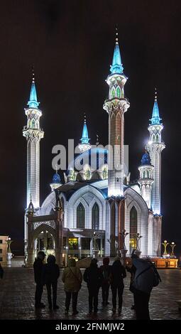 Russie, Oblast de Tatarstan. La ville de Kazan; La nuit, la ville de Kazan, la mosquée de Kul Scharis, s'illumina au Kremlin Banque D'Images