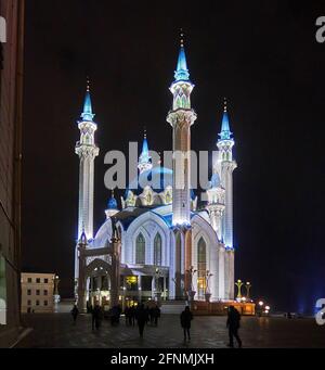 Russie, Oblast de Tatarstan. La ville de Kazan; La nuit, la ville de Kazan, la mosquée de Kul Scharis, s'illumina au Kremlin Banque D'Images