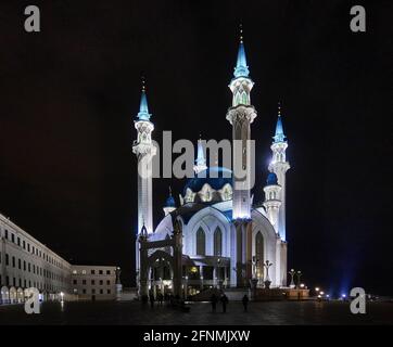 Russie, Oblast de Tatarstan. La ville de Kazan; La nuit, la ville de Kazan, la mosquée de Kul Scharis, s'illumina au Kremlin Banque D'Images