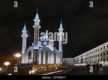 Russie, Oblast de Tatarstan. La ville de Kazan; La nuit, la ville de Kazan, la mosquée de Kul Scharis, s'illumina au Kremlin Banque D'Images