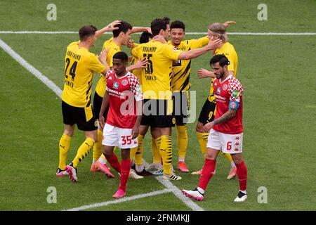 Jubilation à Raphaël GUERREIRO (DO, caché) après son but de le faire 1-0; Leandro Barreiro MARTINS (MZ, avant gauche) et Danny LATZA (MZ) marcher après debited; goaljubel; Soccer 1. Bundesliga, 33ème jour de match, FSV FSV FSV Mainz 05 (MZ) - Borussia Dortmund (DO), le 16 mai 2021 à Mayence / Allemagne. Les réglementations DFL interdisent toute utilisation de photographies comme séquences d'images et/ou quasi-vidéo | dans le monde entier Banque D'Images