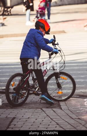 IASI, ROUMANIE - 13 mars 2021 : jeune garçon à vélo Banque D'Images