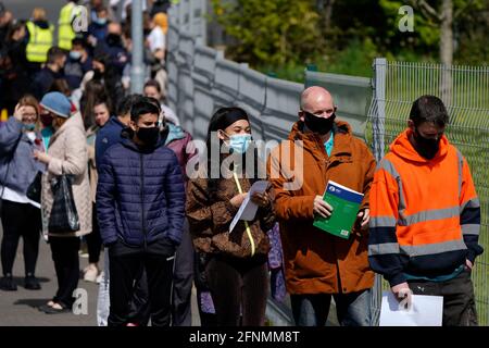 Les personnes faisant la queue pour la vaccination contre Covid à l'ESSA academy de Bolton comme la propagation de la variante du coronavirus indien pourrait conduire au retour des blocages locaux, ont reconnu les ministres. Bolton, Blackburn, Darwen et Bedford sont les domaines qui préoccupent le plus les ministres. Date de la photo: Mardi 18 mai 2021. Banque D'Images