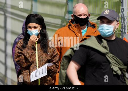 Les personnes faisant la queue pour la vaccination contre Covid à l'ESSA academy de Bolton comme la propagation de la variante du coronavirus indien pourrait conduire au retour des blocages locaux, ont reconnu les ministres. Bolton, Blackburn, Darwen et Bedford sont les domaines qui préoccupent le plus les ministres. Date de la photo: Mardi 18 mai 2021. Banque D'Images