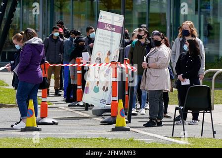 Les personnes faisant la queue pour la vaccination contre Covid à l'ESSA academy de Bolton comme la propagation de la variante du coronavirus indien pourrait conduire au retour des blocages locaux, ont reconnu les ministres. Bolton, Blackburn, Darwen et Bedford sont les domaines qui préoccupent le plus les ministres. Date de la photo: Mardi 18 mai 2021. Banque D'Images