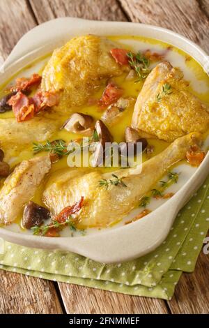 French Coq au Riesling poulet au vin recette en gros plan dans le bol sur la table. Verticale Banque D'Images