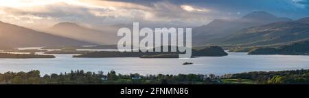 Les îles du Loch Lomond, y compris Inchcaillloch, Clairinsh et Aber Isle, et Ben Lomond au loin - vue de Duncryne Hill, Gartocharn, Écosse Banque D'Images