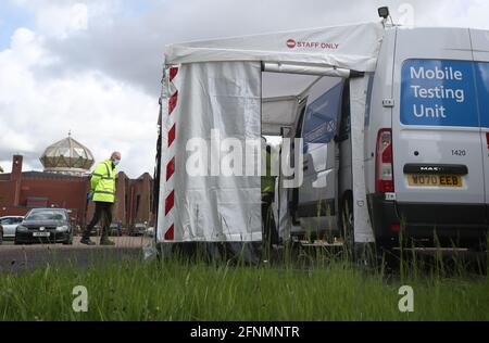 Le personnel du Scottish Ambulance Service met en place une unité de test mobile Covid dans le parking de la mosquée centrale de Glasgow à Glasgow. Glasgow et Moray restent dans les restrictions de niveau 3 malgré le passage du reste de l'Écosse continentale au niveau 2 lundi. Date de la photo: Mardi 18 mai 2021. Banque D'Images