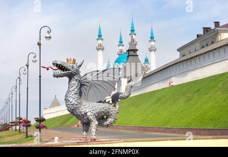 Kazan, Russie - 25 août 2016 : sculpture métallique de Zilant, symbole officiel de Kazan, sur fond de la mosquée kazan du Kremlin de Kul Sharif, Th Banque D'Images