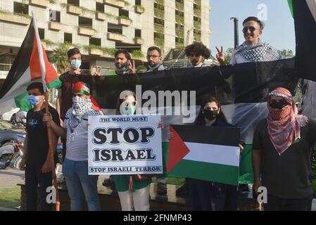 Lahore, Pakistan. 17 mai 2021. Des étudiants palestiniens et pakistanais de différents établissements d'enseignement et membres de la société civile tiennent des pancartes participant à une manifestation de protestation en faveur de la Palestine et contre les attaques d'Israël contre le palestinien à Liberty Chowk à Lahore. (Photo de Rana Sajid Hussain/Pacific Press) Credit: Pacific Press Media production Corp./Alay Live News Banque D'Images