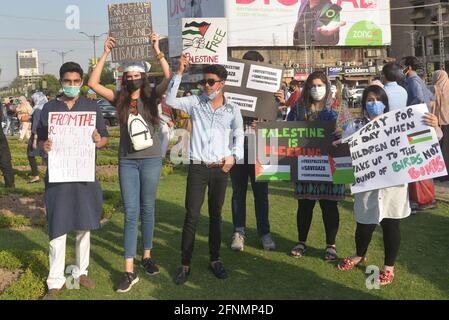 Lahore, Pakistan. 17 mai 2021. Des étudiants palestiniens et pakistanais de différents établissements d'enseignement et membres de la société civile tiennent des pancartes participant à une manifestation de protestation en faveur de la Palestine et contre les attaques d'Israël contre le palestinien à Liberty Chowk à Lahore. (Photo de Rana Sajid Hussain/Pacific Press) Credit: Pacific Press Media production Corp./Alay Live News Banque D'Images