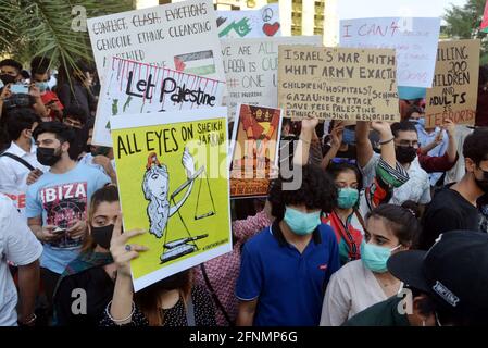 Lahore, Pakistan. 17 mai 2021. Des étudiants palestiniens et pakistanais de différents établissements d'enseignement et membres de la société civile tiennent des pancartes participant à une manifestation de protestation en faveur de la Palestine et contre les attaques d'Israël contre le palestinien à Liberty Chowk à Lahore. (Photo de Rana Sajid Hussain/Pacific Press) Credit: Pacific Press Media production Corp./Alay Live News Banque D'Images