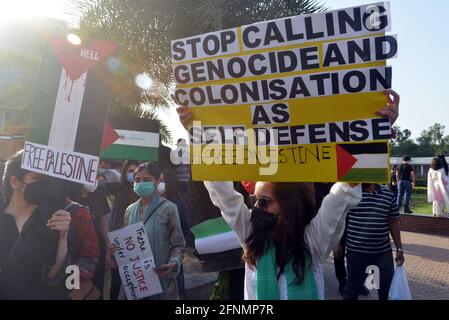 Lahore, Pakistan. 17 mai 2021. Des étudiants palestiniens et pakistanais de différents établissements d'enseignement et membres de la société civile tiennent des pancartes participant à une manifestation de protestation en faveur de la Palestine et contre les attaques d'Israël contre le palestinien à Liberty Chowk à Lahore. (Photo de Rana Sajid Hussain/Pacific Press) Credit: Pacific Press Media production Corp./Alay Live News Banque D'Images