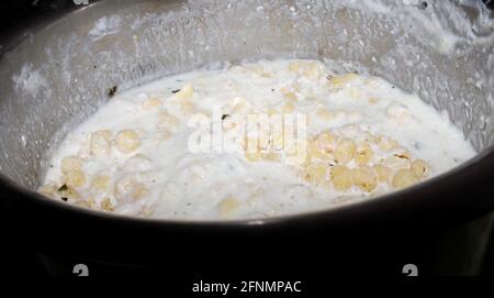 Gros plan de pois chiches dans de la crème aigre dans une casserole Banque D'Images
