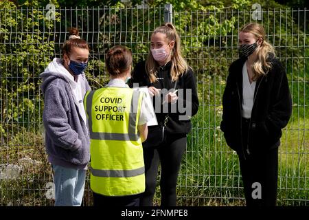 Les personnes faisant la queue pour la vaccination contre Covid à l'ESSA academy de Bolton comme la propagation de la variante du coronavirus indien pourrait conduire au retour des blocages locaux, ont reconnu les ministres. Bolton, Blackburn, Darwen et Bedford sont les domaines qui préoccupent le plus les ministres. Date de la photo: Mardi 18 mai 2021. Banque D'Images