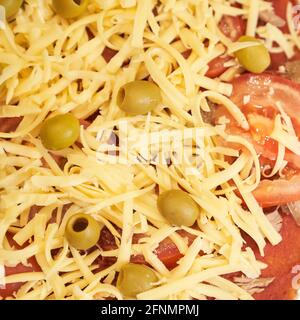 Pizza à la tomate de bœuf, au fromage et aux olives préparées pour la cuisson. Pizza sans gluten saine. Cours de cuisine sans gluten. Banque D'Images