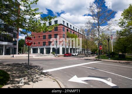 NORWALK, CT, USA - 14 MAI 2021: Architecture moderne de bâtiment sur Ann Street près de la rivière Norwalk en belle journée de printemps Banque D'Images