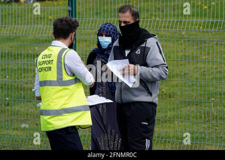 Les personnes faisant la queue pour la vaccination contre Covid à l'ESSA academy de Bolton comme la propagation de la variante du coronavirus indien pourrait conduire au retour des blocages locaux, ont reconnu les ministres. Bolton, Blackburn, Darwen et Bedford sont les domaines qui préoccupent le plus les ministres. Date de la photo: Mardi 18 mai 2021. Banque D'Images