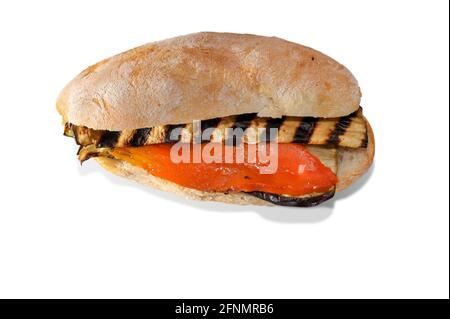 Sandwich avec du poivron rouge grillé et des tranches d'aubergines grillées isolées sur blanc, espace de copie Banque D'Images