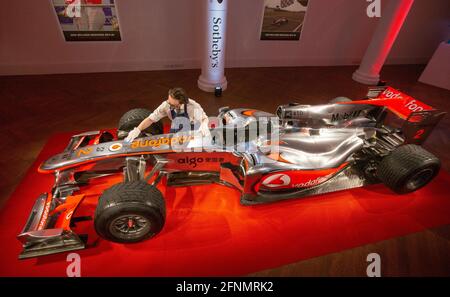 Londres, Royaume-Uni. 18 mai 2021. Première voiture de Formule 1 de Lewis Hamilton gagnante du Grand Prix de Turquie 2010, à être mise aux enchères par RM Sotherby's au Grand Prix de Grande-Bretagne 2021. La vente aux enchères doit être tenue en direct comme la McLaren Mercedes est conduite autour de Silverstone tout au long de la vente aux enchères en direct. La vente aux enchères aura lieu le samedi 17 juillet et la voiture a une estimation de 5-7 millions de dollars. Lewis Hamilton Formule 1 voiture aux enchères crédit: Mark Thomas/Alay Live News Banque D'Images