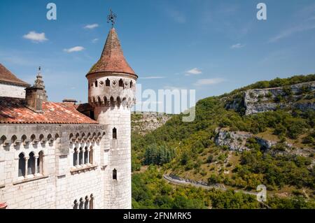 Le canyon d'Alzou et la tour du Sanctuaire (tour du Sanctuaire) dans la ville médiévale de Rocamadour, site classé au patrimoine mondial de l'UNESCO, les Causses du Quercy R. Banque D'Images