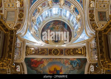 Saint-Pétersbourg, Russie - 15 août 2017. Intérieur de la cathédrale St Isaac à Saint-Pétersbourg, Russie. Vue intérieure de magnifiques décorations intérieures Banque D'Images